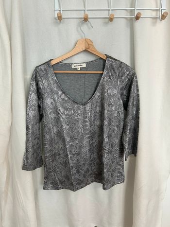 Haut gris à motif
