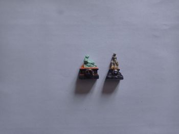 Lot de 2 fèves "horloge/monument"