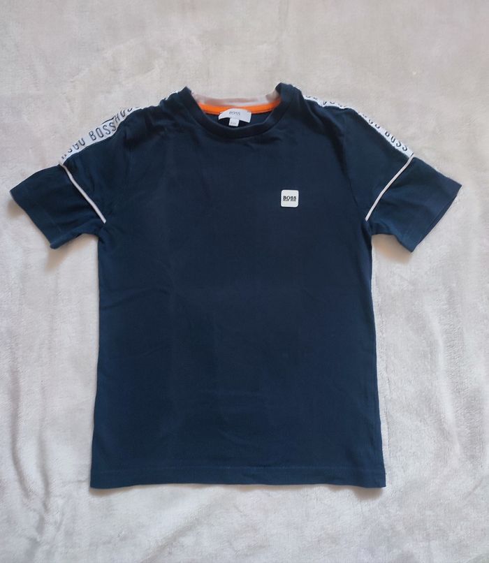 Tee shirt bleu marine bandes phosphorescentes Hugo Boss taille 6 ans