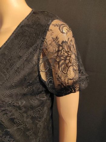 Robe noire dentelle manches courtes