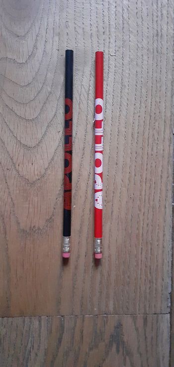 Neufs 2 crayons de bois Apollo