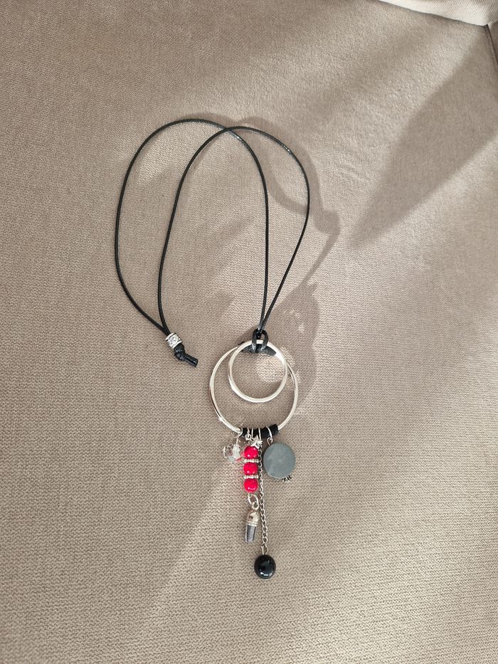 Collier long avec diverses décorations - photo numéro 8