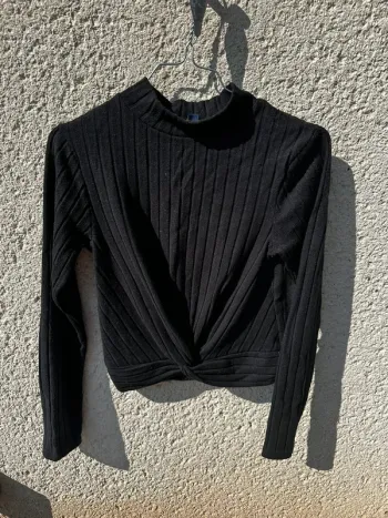Pull noir noué