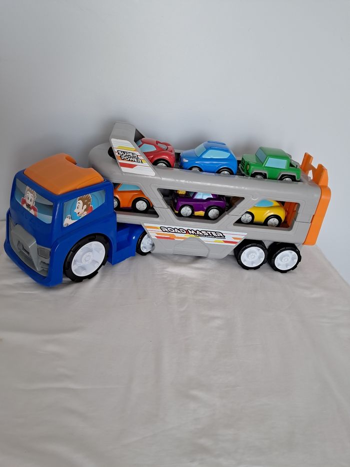 Camion transporteur et ses voitures