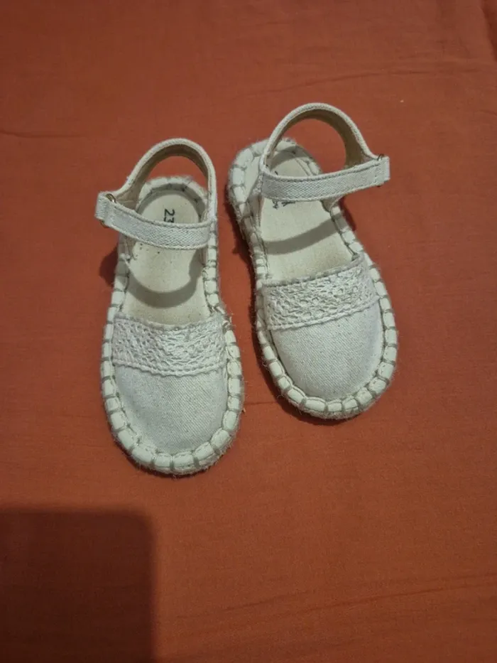 Paire de sandales pointure 23 - photo numéro 2