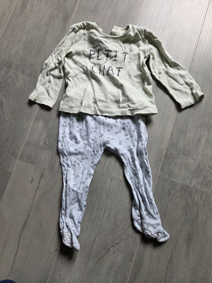 Lot bodies et 1 pyjama - photo numéro 3