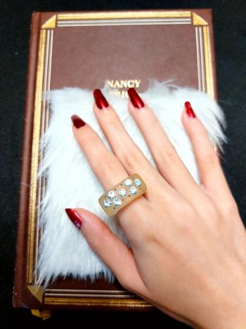 Magnifique bague couleur crème chromée avec strass blanc 00's