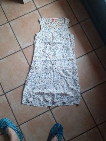 Jolie robe empiècement dentelle au dos