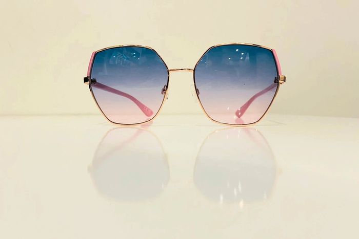 Lunette de soleil femme hexagonale rose et dorée verres bleus dégradés UV protection catégorie 1 - photo numéro 7