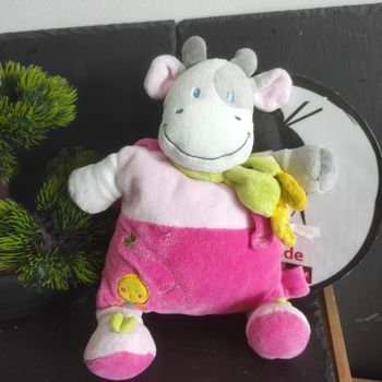 Doudou semi plat vache rose gris poussin Nicotoy grelot feuille écharpe Vert
