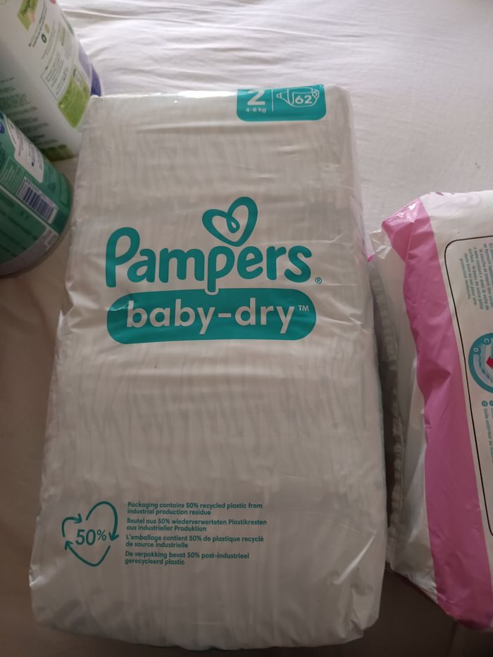Lots de deux paquets de couches 2 age Pampers 62 couches et tout petit 35 couches neuf avec étiquette.