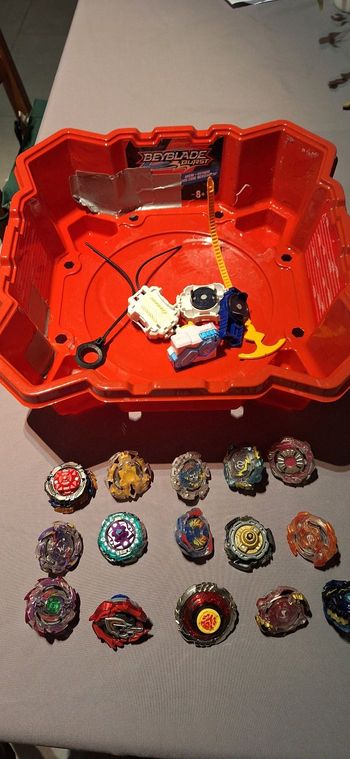 Lot 15  toupies Beyblade 3 lanceur Arene