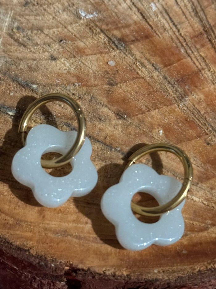 Boucles d’oreilles petites créoles acier inoxydable or fleur résine écrue mile Mila