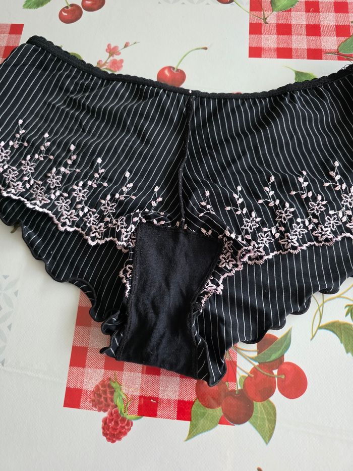 ENSEMBLE SOUTIEN-GORGE ET BOXERS SHORTY NOIR/ROSE TAILLE 38/40 95C LE SHORTY MARQUE C&A - photo numéro 7