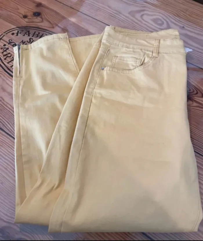 Jean neuf jaune pastel T44 - photo numéro 2