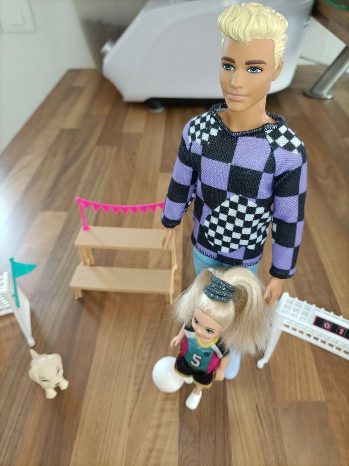 Ken et Chealsea barbie jouent au football - photo numéro 2