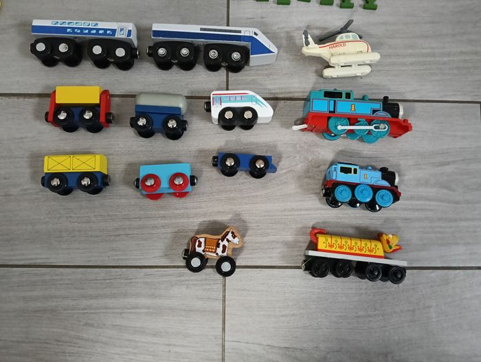 Lot circuit de train en bois - photo numéro 2