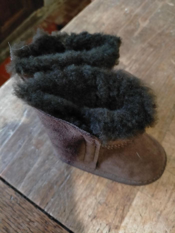 Ravissantes UGG neuves pt 18/19 - photo numéro 2