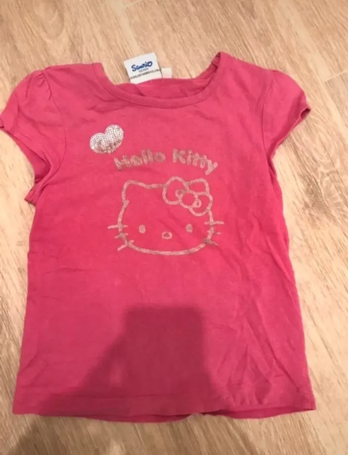 t shirt hello kitty 4 ans en très bon état