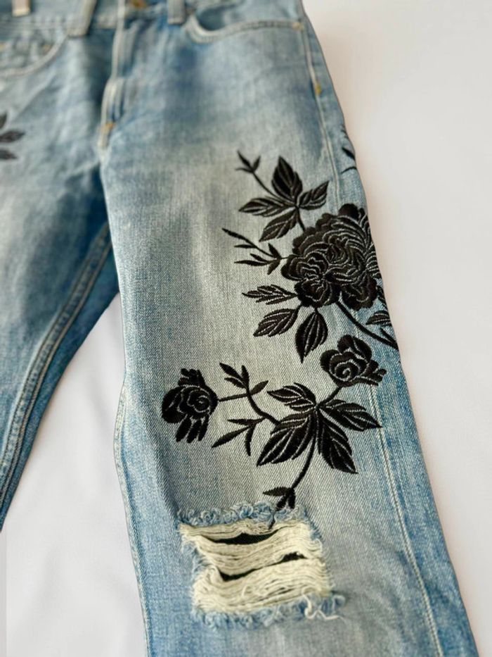 Jean bleu broderies florales noires • Blue jeans with black floral embroidery Rag&Bone Taille 34 - photo numéro 3