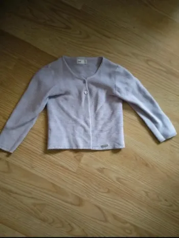 Gilet violet. Fille . Cnd.
Taille 4 ans
