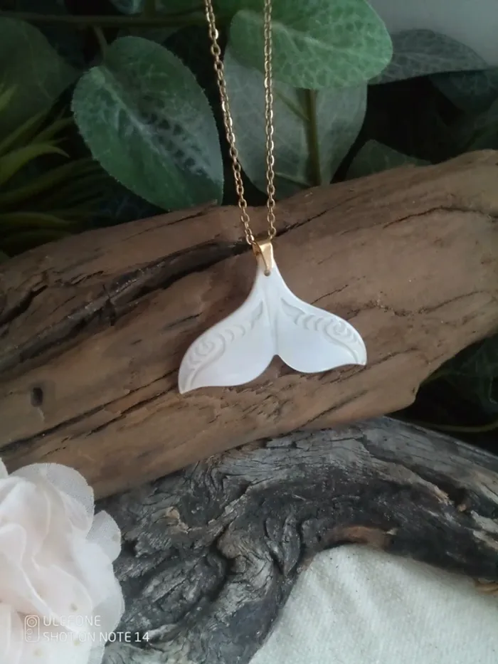 Collier queue de sirène / baleine en nacre naturelle blanche gravée à la main