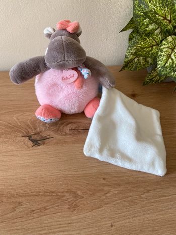 Doudou peluche hippopotame rose mouchoir blanc baby nat