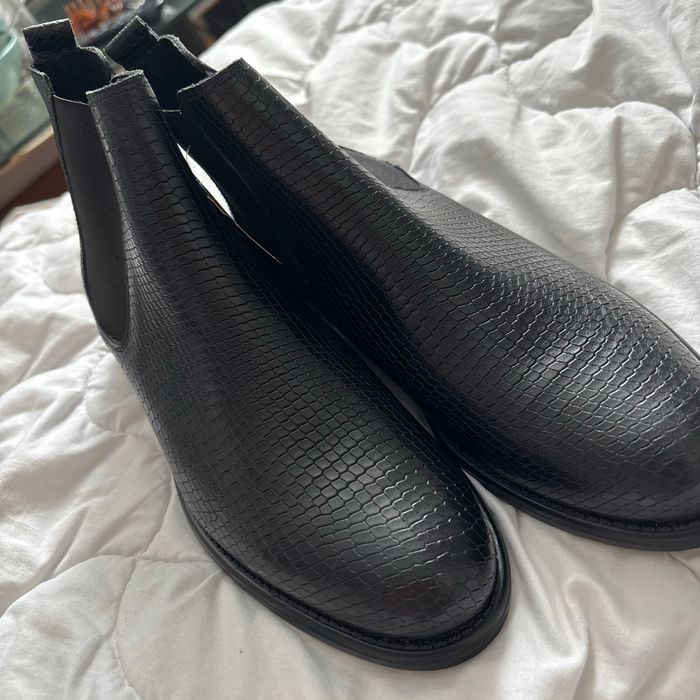 une bottine noire en cuir avec un effet texturé façon peau de serpent. 👢 - photo numéro 2