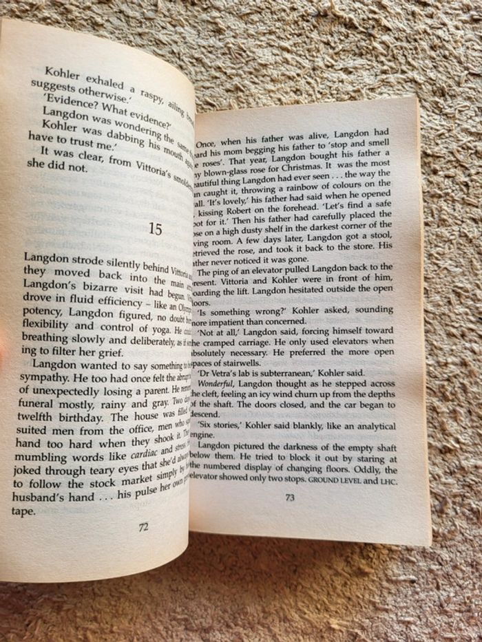 Livre en anglais Angels and demons de Dan Brown - photo numéro 7