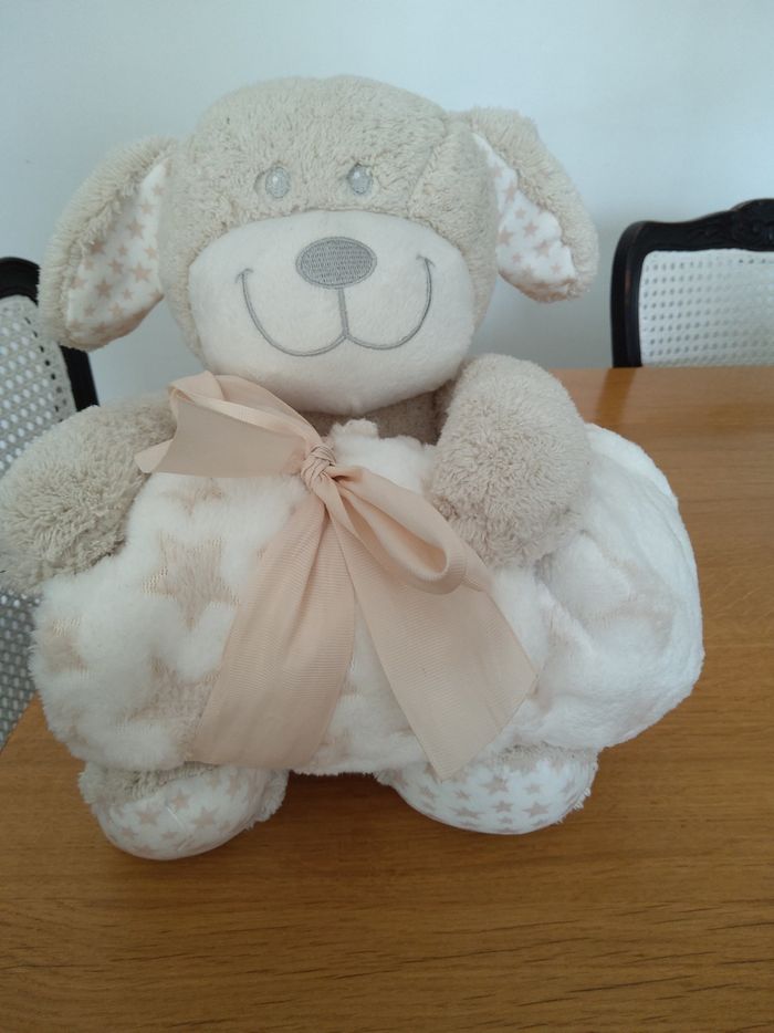 Peluche chien beige et son plaid