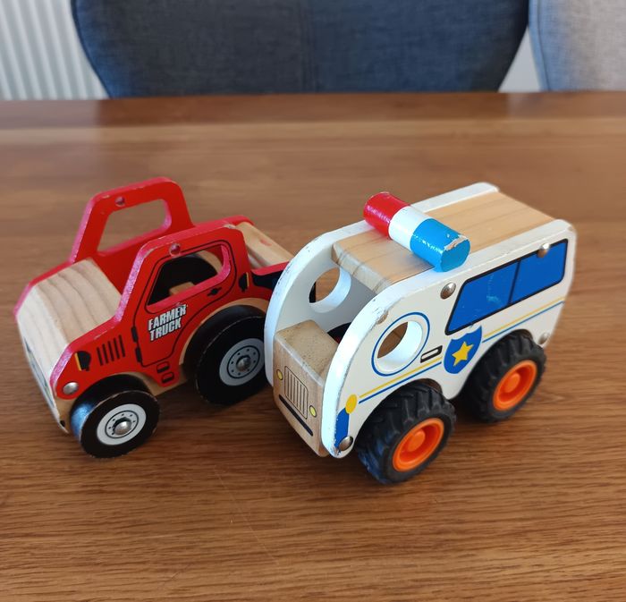 Lot de 2 voitures en bois - photo numéro 1