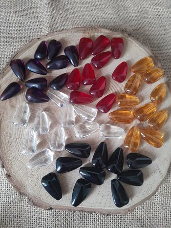 Lot de 50 grosses perles en verre gouttes marron transparente violette rouge noire