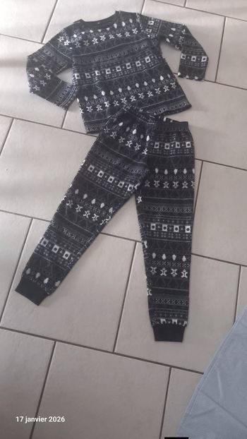 Pyjama 2 pièces marine et blanc noel mixte 8 ans tbe 