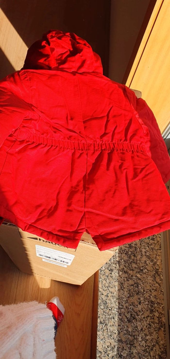 Kispo vermelho com 2 bolsos e pêlo removível no capucho - photo numéro 5