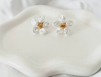 Boucles d’oreilles fleurs blanches perlées