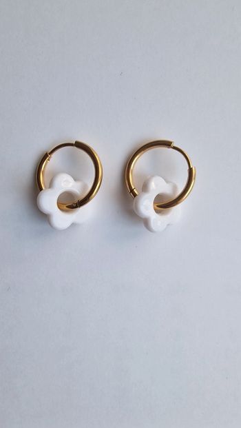 Petite créole fleurs blanche acier inoxydable