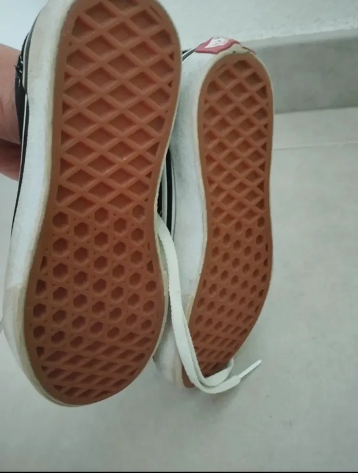 Basket Vans en très bon état très peu porté taille 30 noir et blanche fille garçon - photo numéro 4