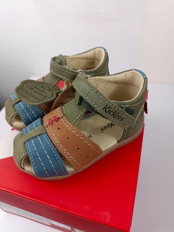 Chaussures enfant Kickers taille 20 fermeture scratch jamais porté
Dans ça boîte d'origine