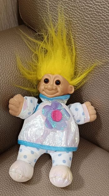 Peluche troll cheveux jaune fleur