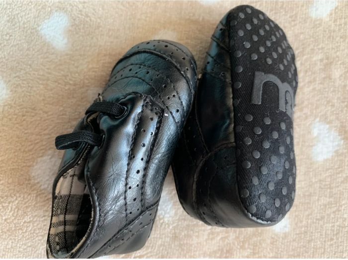 Lot chaussons noirs t18 et baskets bebe t21😺 - photo numéro 5