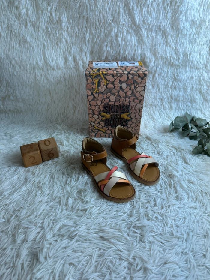 Paire de sandales Stones and Bones taille 26