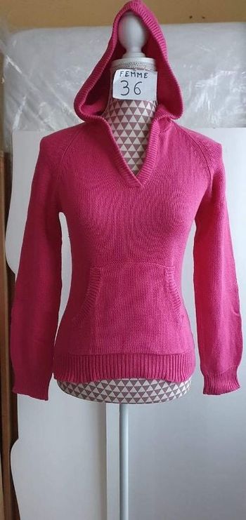 Pull, rose,en coton, en très très bon état,longueur 56cm, marque Tissaïa =4€