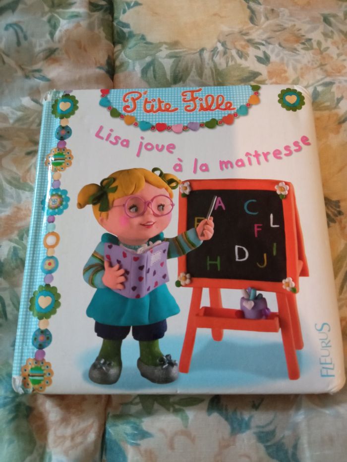 P'tite fille, lisa joue à la maîtresse