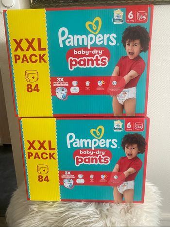 Deux cartons de couches Pampers taille 6