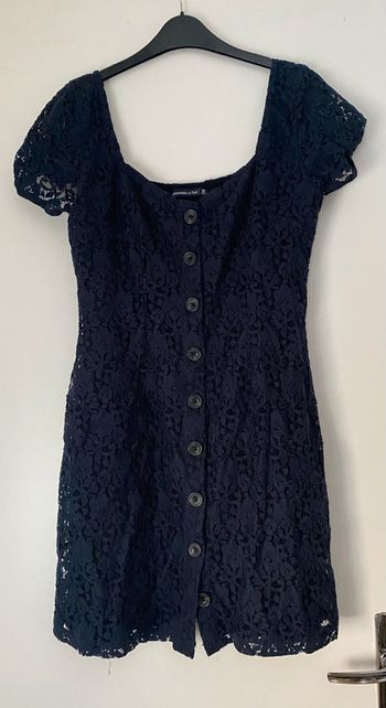 Petite robe courte en dentelle épaules découverte taille 38