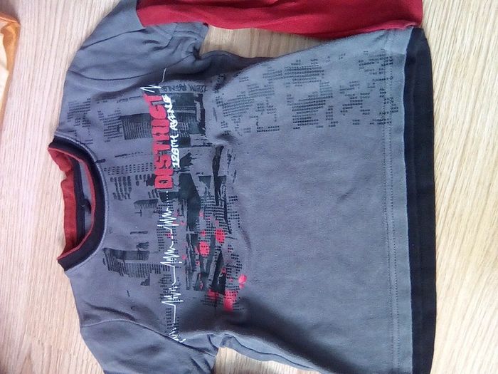 Tee-shirt garçon 6 ans très bon état