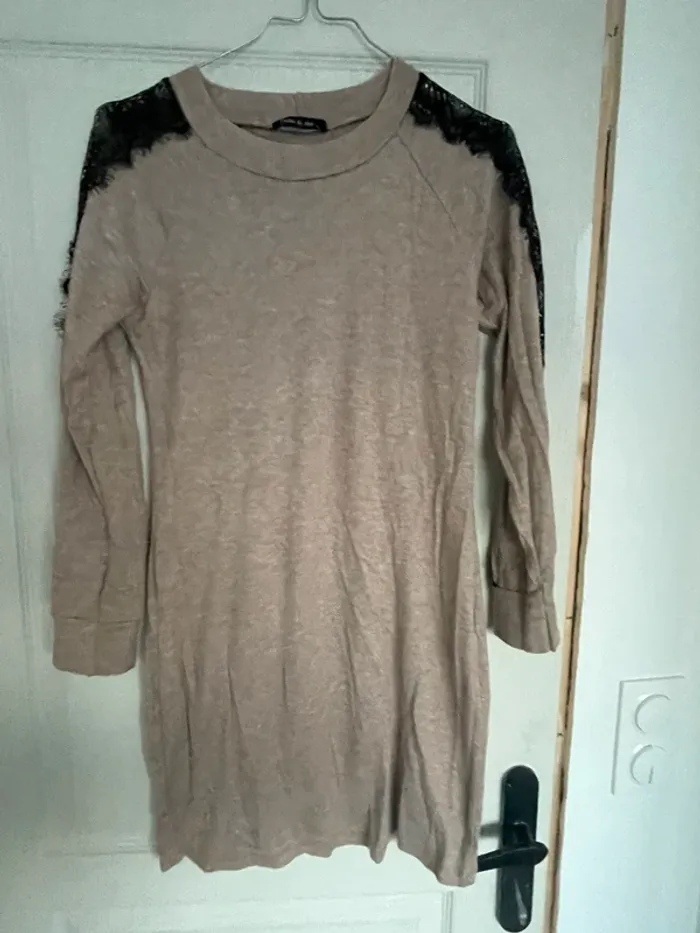 Robe pull avec dentelle aux bras
