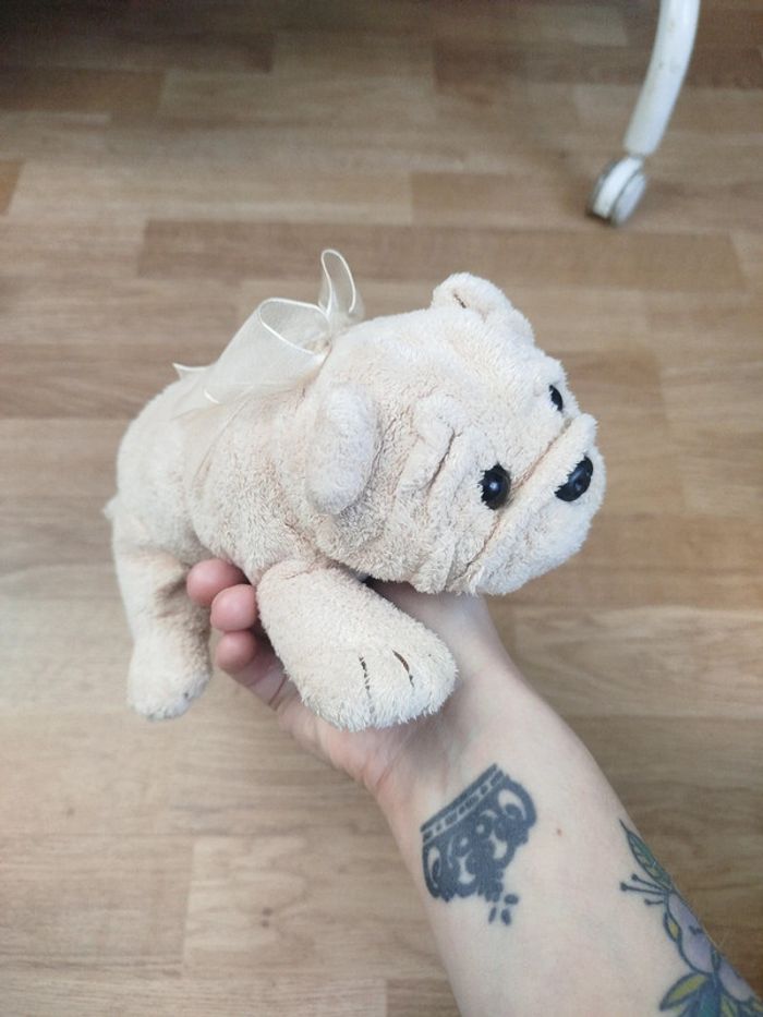 Peluche chiot avec nœud papillon dos - photo numéro 3