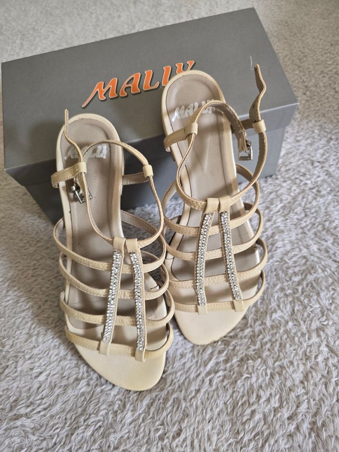 Sandales avec cristaux cuir vernis 🍒Mally🍒pointure 37 non négociable acheté 95€ - photo numéro 10