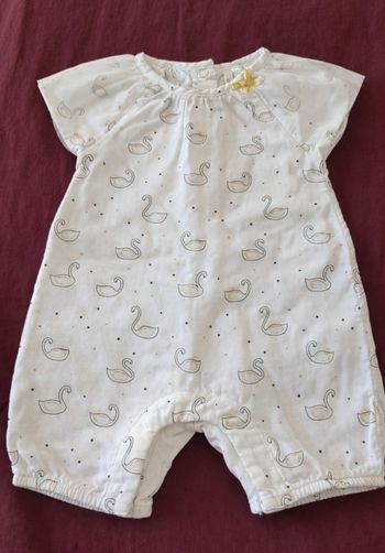 Combinaison bébé à motifs cygnes or et volants tulle aux manches